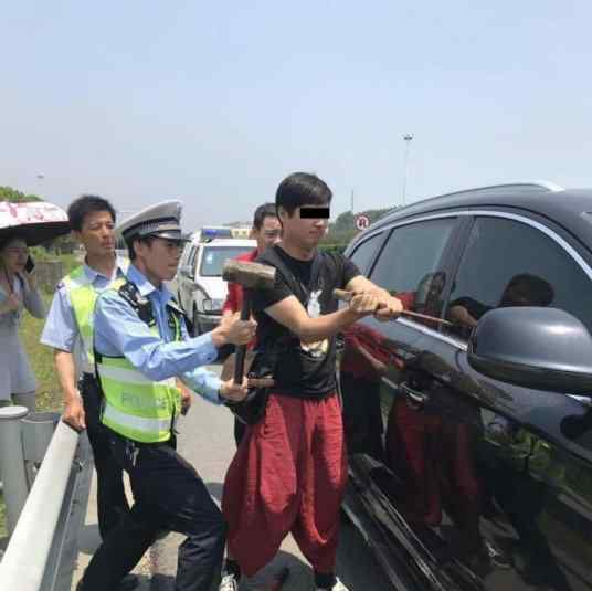 老人小孩被鎖車內暴曬 交警鐵錘破窗救人