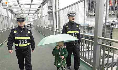 5歲男孩雨中走失 雨太大了要給爸爸送傘