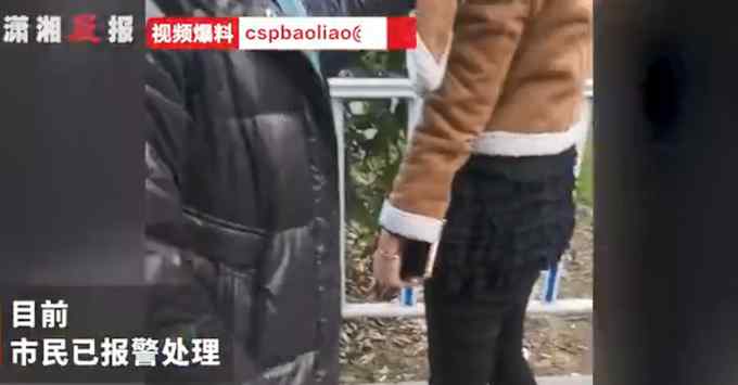 女子踢飛乞討老人飯碗 被路人教訓：憑什么把老人不當人？