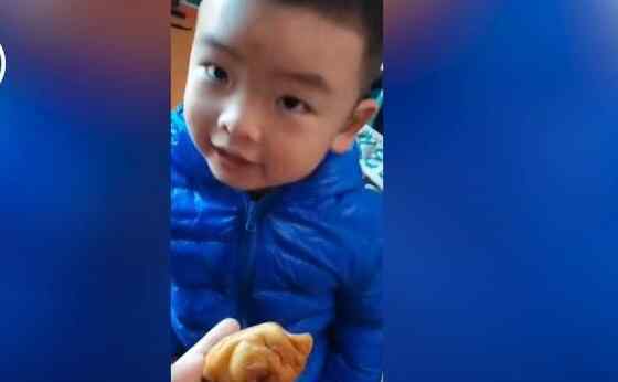 萌娃褲兜裝油條帶回家給爺爺吃 3歲小孩太孝順了