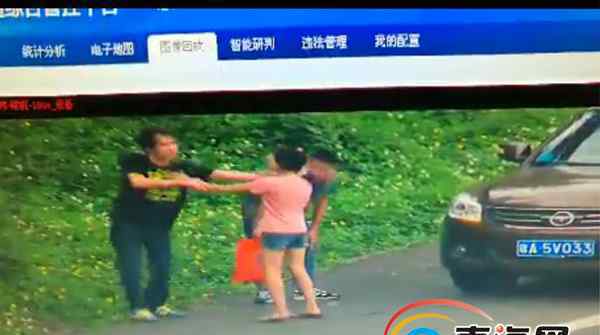 一男一女高速公路應(yīng)急車道上大打出手