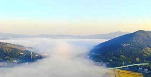 江蘇句容鄉(xiāng)村平流霧景觀似仙境 云霧繚繞如夢如幻