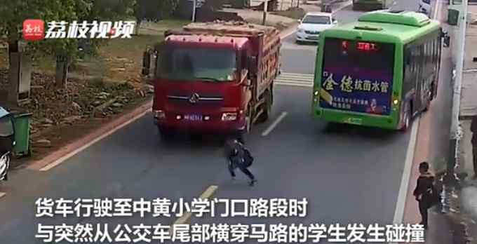 悲?。⌒W生飛奔過馬路被撞身亡 監(jiān)控拍下事發(fā)瞬間令人心痛