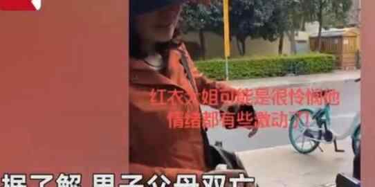 老人路邊擺攤暈倒 路人剛要報警看到一紙板瞬間淚目