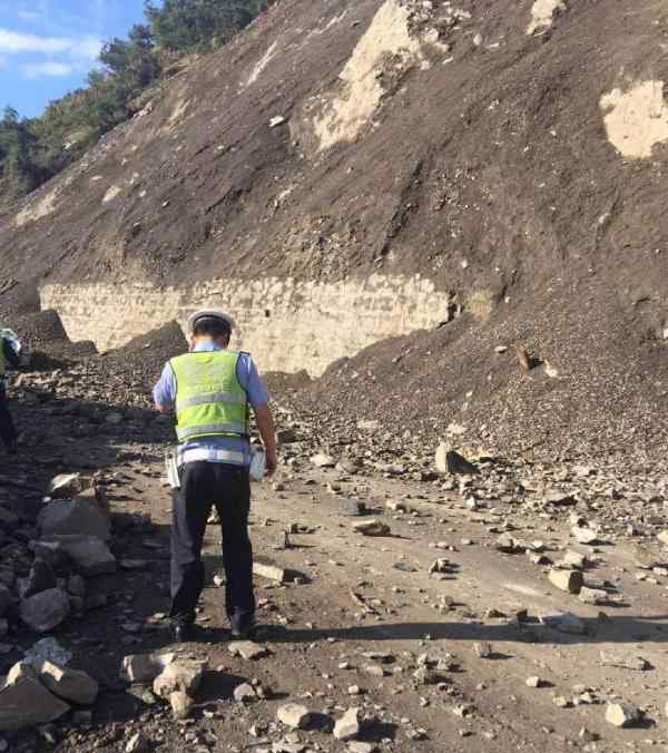 四川雅安被指“人為堵車” 交警：道路確存危險