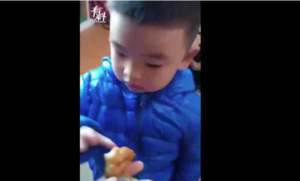 萌娃褲兜裝油條帶回家給爺爺吃 3歲小孩太孝順了