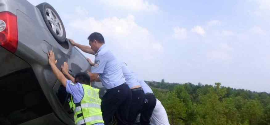 小轎車撞車后翻成“四腳朝天” 險掉下壩