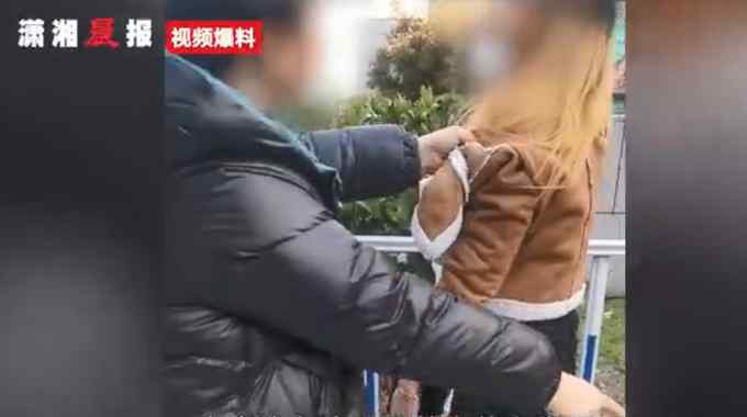 女子踢飛乞討老人飯碗 被路人教訓：憑什么把老人不當人？