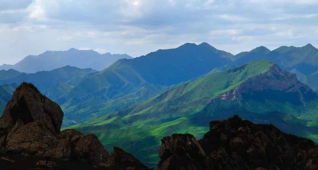 平明送客楚山孤的上一句 寒雨連江夜入?yún)?，平明送客楚山孤?洛陽親友如相問，一片冰心在玉壺。