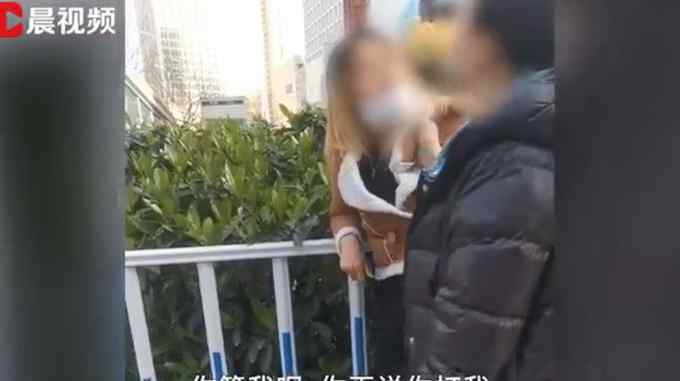 女子踢飛乞討老人飯碗 被路人教訓：憑什么把老人不當人？