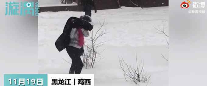 東北大媽用雪洗貂皮大衣 網(wǎng)友熱評：東北真是個神奇的地方！