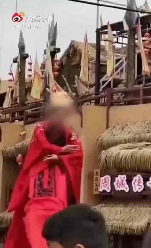 不倒翁女孩表演中突然摔落 安全帶沒系好 還在休息