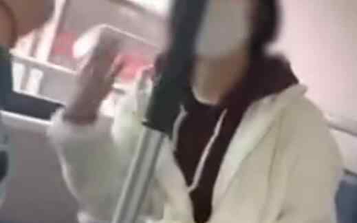 女子公交上摘口罩吃榴蓮 遭同車乘客抱怨后態(tài)度蠻橫強硬