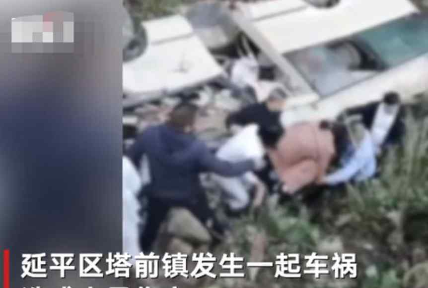 福建運殯葬悼念人員中巴翻車致9死 事故原因是什么？具體什么情況