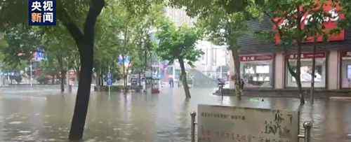 湖北宜昌暴雨導(dǎo)致交通要道堵塞 目前雨勢(shì)逐步減弱