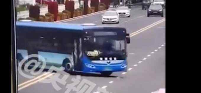 貴州公交突然加速急轉(zhuǎn)彎沖進水庫 車上載有高考生