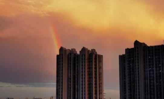 雷雨過后北京天空再現(xiàn)雙彩虹 畫面太美了