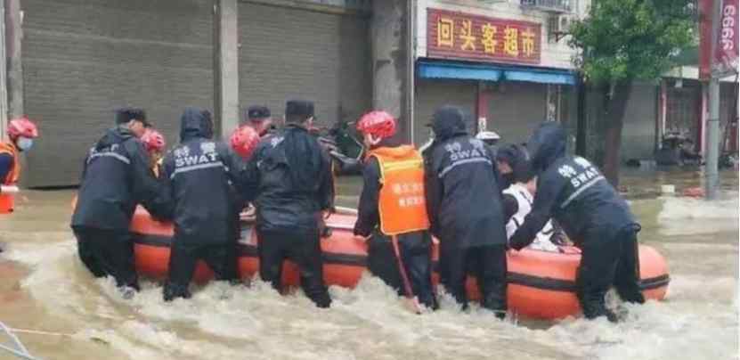 湖北黃梅暴雨來(lái)襲，近500名高考生因暴雨被困，9名村民因山體滑坡被埋