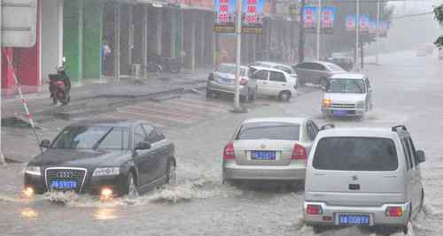 成都4位大媽暴雨積水中打麻將 網(wǎng)友：乘風破浪的大媽