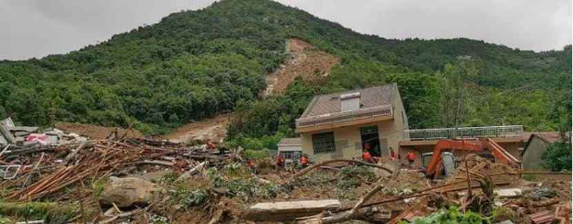 湖北黃梅暴雨來(lái)襲，近500名高考生因暴雨被困，9名村民因山體滑坡被埋