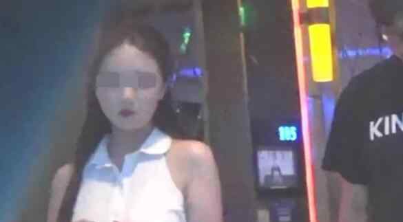 王岳倫再曝與美女摟腰親密照 女的是誰李湘什么反應