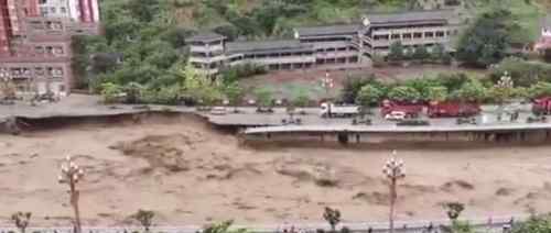 四川暴雨后河邊道路突然垮塌 隨后恐怖一幕發(fā)生令人心驚