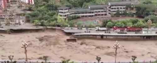 四川暴雨后河邊道路突然垮塌 隨后恐怖一幕發(fā)生令人心驚