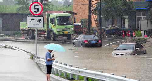 成都4位大媽暴雨積水中打麻將 網(wǎng)友：乘風破浪的大媽