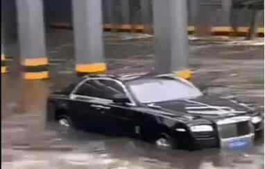 西安暴雨勞斯萊斯積水中被困 愛(ài)車(chē)不慎涉水怎么辦？