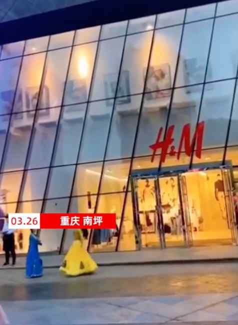 2位少女在H&M門店外跳新疆舞！同伴派發(fā)新疆棉花 路人紛紛圍觀