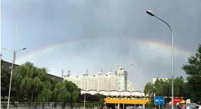 雷雨過后北京天空再現(xiàn)雙彩虹 引發(fā)市民觀虹潮