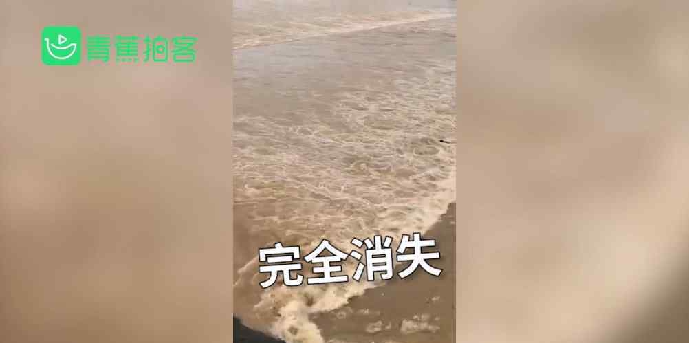 男子撈魚被拽進洪水瞬間沖走 路人絕望拍下落水消失全過程