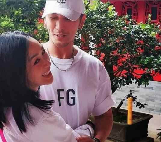 網(wǎng)曝鐘麗緹夫婦寺廟上香求子 曾被婆婆嫌棄不生孩子