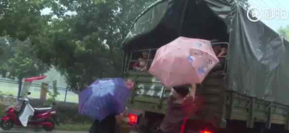 百姓冒雨追車送抗洪戰(zhàn)士熟雞蛋 平凡的舉動溫暖人心