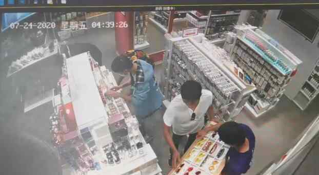 北京兩店鋪半夜遭壯漢搬空 監(jiān)控拍下搬空全過程視頻