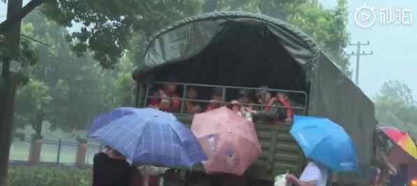 百姓冒雨追車送抗洪戰(zhàn)士熟雞蛋 平凡的舉動溫暖人心