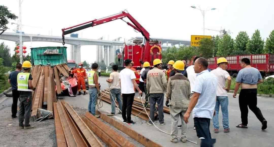 陜縣車禍 三門峽這條國道今天突發(fā)車禍，交通堵塞！