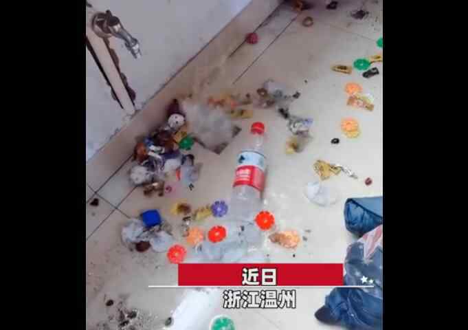 臺風(fēng)過后男子家中下水道噴垃圾 為什么會這樣