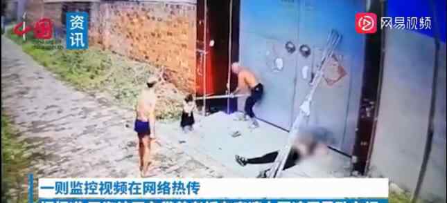 男子持鐵鍬當(dāng)街暴打老人小孩 男子打人原因是什么