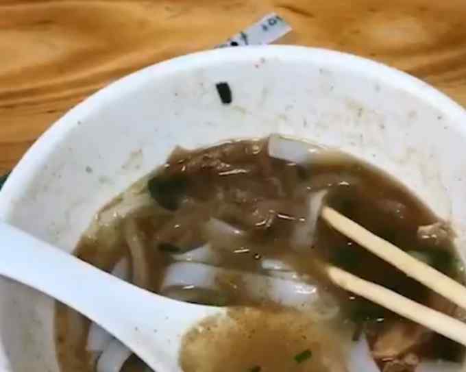 廣東一女子小店吃面 吃完后打開調(diào)料瓶被嚇懵！網(wǎng)友直呼細思極恐