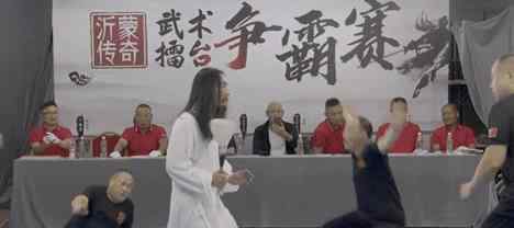 當(dāng)事人回應(yīng)用毛筆放倒4個(gè)壯漢 是反諷式表演