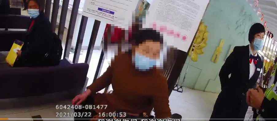 59歲女子要給網(wǎng)戀“老公”匯款！磕頭跪求警察：他不會(huì)騙我的