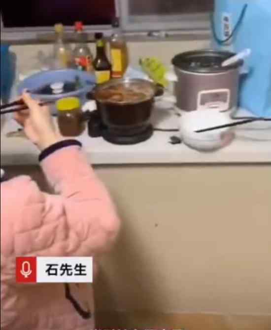 女子邊吃火鍋邊看演唱會(huì) 她是怎么做到的