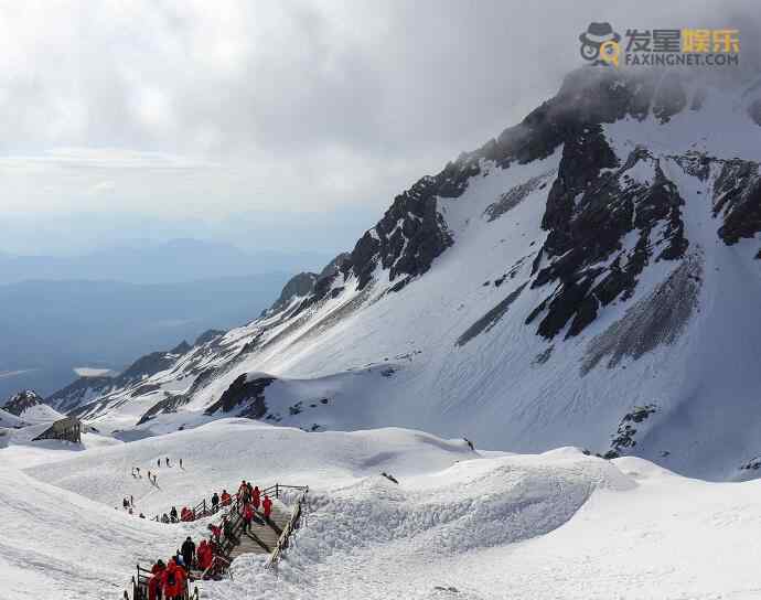 麗江 麗江玉龍雪山8月飄雪 游客欣喜若狂稱贊玉龍雪景美不盛收