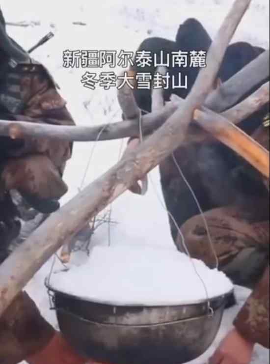 邊防官兵化雪水煮餃子為戰(zhàn)友慶生 生日快樂（圖）