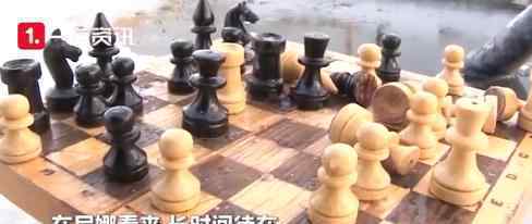 硬核奶奶泡冰水里下象棋 為什么泡在冰水里