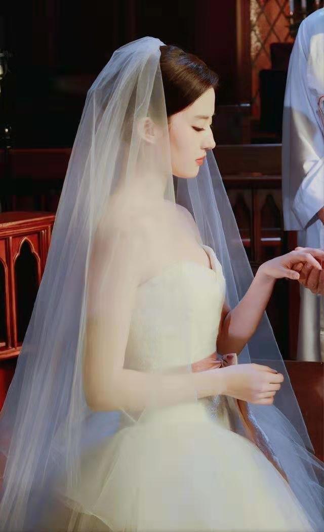 劉亦菲結婚照 有一種“婚紗照”叫劉亦菲，這大概是我能想象仙女穿婚紗的樣子了