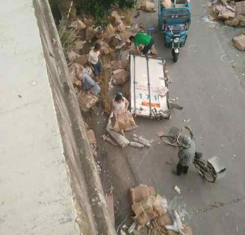 貨主回應(yīng)遇車禍7噸豬肉遭哄搶 究竟發(fā)生了什么