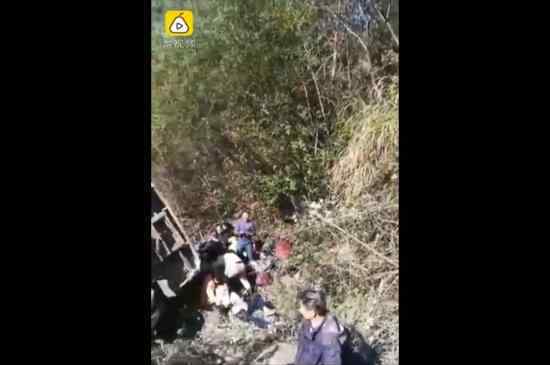 湖南載22人旅游客車翻下山谷什么情況?客車翻下山谷傷亡怎么樣了?