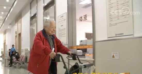 85歲醫(yī)生每天接診  85歲醫(yī)生是誰稱為“最美醫(yī)生奶奶”